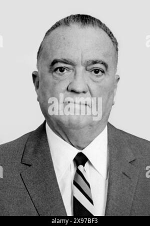 Le directeur du FBI J. Edgar Hoover (1895-1972) en septembre 1961. Hoover a été le dernier directeur du Bureau of investigation (BOI) et le premier directeur du Federal Bureau of investigation (FBI). Il a servi un total de 48 ans à la tête de la BOI et du FBI sous huit présidents. Banque D'Images