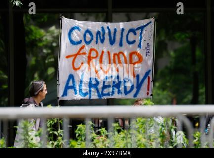 New York, États-Unis. 29 mai 2024. Les manifestants qui manifestent contre l’ancien président Donald Trump tiennent une pancarte devant son procès pénal au tribunal pénal de Manhattan à New York le mercredi 29 mai 2024. Les jurés ont commencé leurs délibérations dans le procès pour délit de l'ancien président, qui est accusé d'avoir fait des paiements de shush-money pour faire taire une actrice de cinéma adulte en 2016. Photo de John Angelillo/UPI crédit : UPI/Alamy Live News Banque D'Images