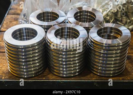 Pièces métalliques rondes réalisées sur un tour. Caches de haut-parleurs acoustiques Banque D'Images