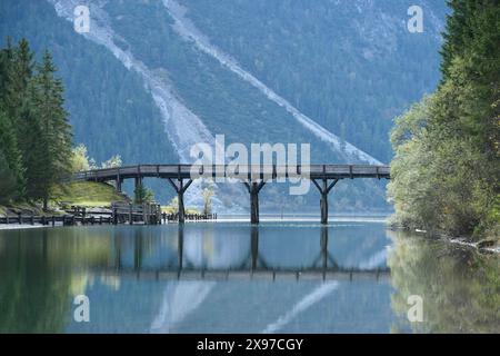 Paysage d'un pont sur une petite partie d'un lac clair (Plansee) en automne dans le Tyrol Banque D'Images