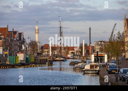 Haarlem, municipalité des pays-Bas. Capitale de la Hollande du Nord, à la limite nord de la Randstad, rivière Spaarne avec bateaux et architecte hollandais Banque D'Images