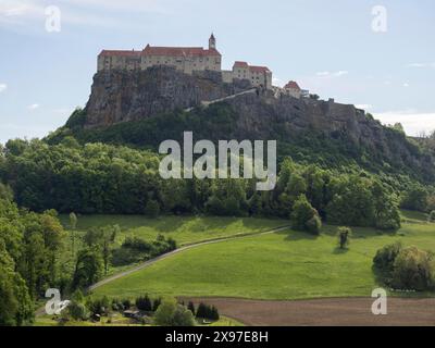 Chemin de champ mène à travers la prairie à la lisière de la forêt, château de Riegersburg en arrière-plan, près de Riegersburg, Styrie, Autriche Banque D'Images