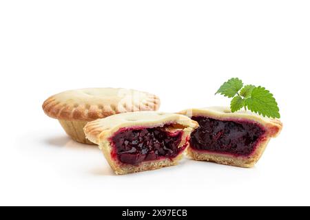 Mini tartes à confiture de baies isolées sur blanc Banque D'Images