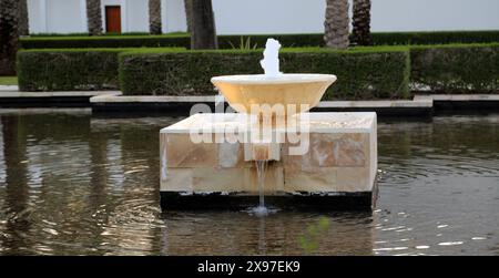 Fontaine d'eau en marbre dans les jardins de l'Hôtel Chedi Muscat Oman Banque D'Images