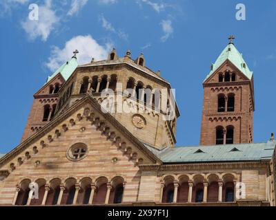 Gros plan des tours de l'église et de l'architecture gothique sous un ciel bleu clair, grande cathédrale avec deux tours contre un ciel bleu avec des nuages, Speyer Banque D'Images