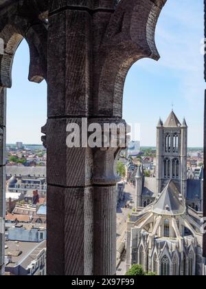 Vue à travers une arche gothique sur une cathédrale et le paysage urbain derrière elle par une journée ensoleillée, ville médiévale avec des églises historiques et des bâtiments vus de Banque D'Images