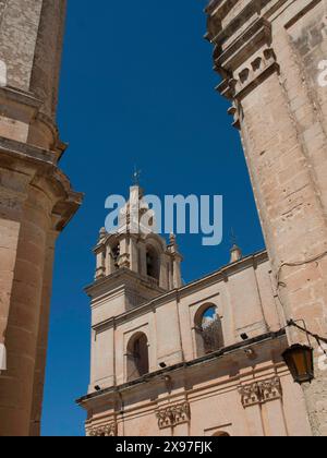 Gros plan des clochers d'un bâtiment baroque sous un ciel clair, bâtiments historiques avec de belles fenêtres, balcons et petites tours, Mdina, Malte Banque D'Images