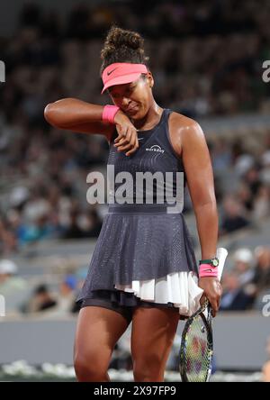 Paris, France. 29 mai 2024. Naomi Osaka, du Japon, joue contre la polonaise IgA Swiatek, en tête de liste, lors de son match de deuxième ronde de l’Open de France de Tennis à Roland Garros, à Paris, en France, le mercredi 29 mai 2024. Swiatek a gagné 6-7, 1-6, 7-5. Photo de Maya Vidon-White/UPI crédit : UPI/Alamy Live News Banque D'Images