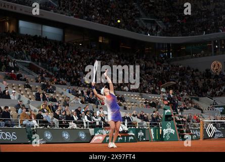 Paris, France. 29 mai 2024. IgA Swiatek, polonaise en tête, joue contre Naomi Osaka, japonaise, lors de son match de deuxième ronde de l’Open de France de Tennis à Roland Garros, à Paris, en France, le mercredi 29 mai 2024. Swiatek a gagné 6-7, 1-6, 7-5. Photo de Maya Vidon-White/UPI crédit : UPI/Alamy Live News Banque D'Images