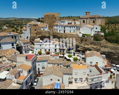 Vue aérienne d'un village espagnol avec des bâtiments blancs, des bâtiments historiques, des églises et des oliveraies dans un paysage méditerranéen, vue aérienne, grotte Banque D'Images