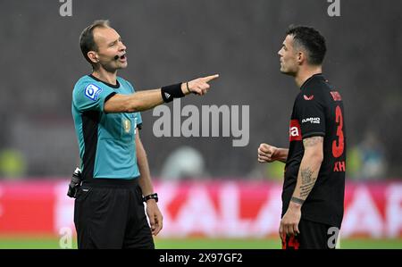 Arbitre Bastian Dankert en discussion avec granit Xhaka Bayer 04 Leverkusen (34) geste, geste, 81e finale de la Coupe DFB 2024, Olympiastadion Berlin Banque D'Images