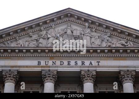 Lettrage et relief dans le tympan au-dessus du portail principal du Bundesrat, Berlin, Allemagne Banque D'Images