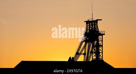 Tête Tomson-buck au lever du soleil atmosphérique, ancienne mine de charbon Gneisenau, Dortmund, Rhénanie du Nord-Westphalie, Allemagne Banque D'Images