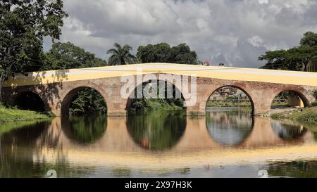 340 le pont de la rivière Yayabo jette des réflexions sur l'eau calme de la rivière, car il relie la vieille ville et le quartier de Colon. Sancti Spiritus-Cuba. Banque D'Images