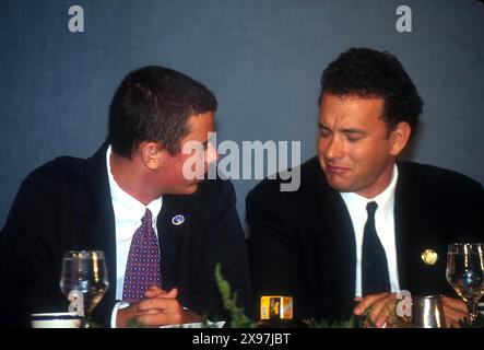 K2254JKEL : 7/26/95.LE DÉJEUNER PNJ POUR JIM LOVELL A DÉCERNÉ UNE MÉDAILLE SPATIALE NATIONALE DU PRÉSIDENT..COLIN (17 ANS) AVEC SON PÈRE TOM HANKS. JAMES M. KELLY/ 1995(CRÉDIT IMAGE : © JAMES M. KELLY/ZUMA WIRE) USAGE ÉDITORIAL SEULEMENT! Non destiné à UN USAGE commercial ! Banque D'Images