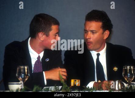 K2254JKEL : 7/26/95.LE DÉJEUNER PNJ POUR JIM LOVELL A DÉCERNÉ UNE MÉDAILLE SPATIALE NATIONALE DU PRÉSIDENT..COLIN (17 ANS) AVEC SON PÈRE TOM HANKS. JAMES M. KELLY/ 1995(CRÉDIT IMAGE : © JAMES M. KELLY/ZUMA WIRE) USAGE ÉDITORIAL SEULEMENT! Non destiné à UN USAGE commercial ! Banque D'Images