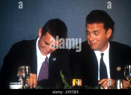 K2254JKEL : 7/26/95.LE DÉJEUNER PNJ POUR JIM LOVELL A DÉCERNÉ UNE MÉDAILLE SPATIALE NATIONALE DU PRÉSIDENT..COLIN (17 ANS) AVEC SON PÈRE TOM HANKS. JAMES M. KELLY/ 1995(CRÉDIT IMAGE : © JAMES M. KELLY/ZUMA WIRE) USAGE ÉDITORIAL SEULEMENT! Non destiné à UN USAGE commercial ! Banque D'Images