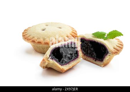 Mini tartes à confiture de baies isolées sur blanc Banque D'Images