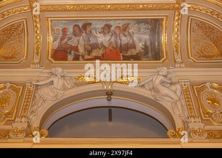 Lviv, Ukraine - 12 mai 2024 : intérieur de l'Opéra national de Lviv. Hall miroir Banque D'Images