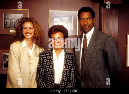 16635.JULIA ROBERTS, LE MAIRE SHARON PRATT KELLY ET DENZEL WASHINGTON. DANS D. C POUR UNE CONFÉRENCE DE PRESSE SUR LE DOSSIER PELICAN. JAMES COLBURN/ / 1993.(image crédit : © James Colburn/IPOL/ZUMA Wire) USAGE ÉDITORIAL SEULEMENT! Non destiné à UN USAGE commercial ! Banque D'Images