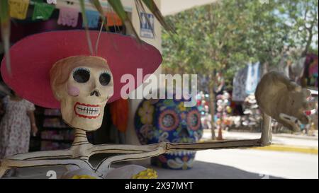 Tulum, Yucatan, Mexique. Squelettes devant la boutique de cadeaux des ruines mayas à Tulum. Le jour des morts permet aux Mexicains d'honorer leurs ancêtres. Banque D'Images