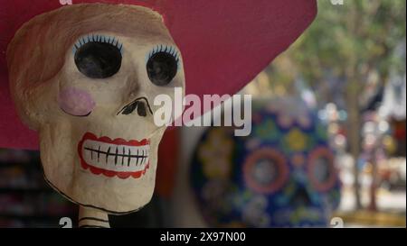 Tulum, Yucatan, Mexique. Squelettes devant la boutique de cadeaux des ruines mayas à Tulum. Le jour des morts permet aux Mexicains d'honorer leurs ancêtres. Banque D'Images