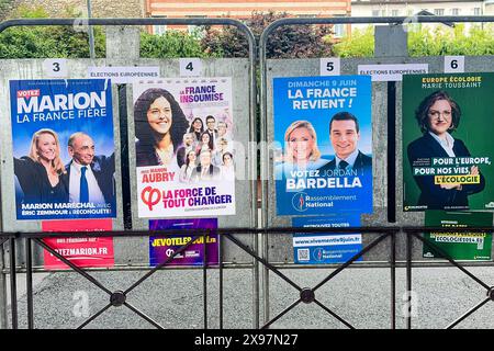 Paris, France. 29 mai 2024. Des affiches pour les élections européennes de 2024 sont exposées à la gare routière du Parc équipé-Cloud sur les bords de Seine. Les élections européennes auront lieu du 6 au 9 juin 2024. Crédit : Frank Molter/dpa/Alamy Live News Banque D'Images