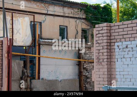 Logements délabrés à Samara un bâtiment résidentiel en briques d'urgence et délabré Samara région de Samara Russie Copyright : xSvetlanaxVozmilovax Vozm Banque D'Images