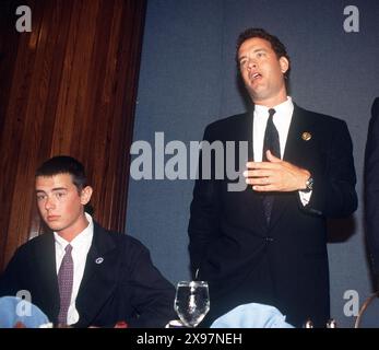 5 MARS 2001 - K2254JKEL : DÉJEUNER NPC POUR JIM LOVELL DÉCERNÉ . MÉDAILLE NAT'L SPACE DE PRES..TOM HANKS ET SON FILS COLIN (17 ANS). JAMES M. KELLY/ 1995(crédit image : © JAMES M KELLY/ZUMA Wire) USAGE ÉDITORIAL SEULEMENT! Non destiné à UN USAGE commercial ! Banque D'Images