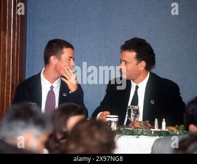 5 MARS 2001 - K2254JKEL : DÉJEUNER NPC POUR JIM LOVELL DÉCERNÉ . MÉDAILLE NAT'L SPACE DE PRES..TOM HANKS ET SON FILS COLIN (17 ANS). JAMES M. KELLY/ 1995(crédit image : © JAMES M KELLY/ZUMA Wire) USAGE ÉDITORIAL SEULEMENT! Non destiné à UN USAGE commercial ! Banque D'Images