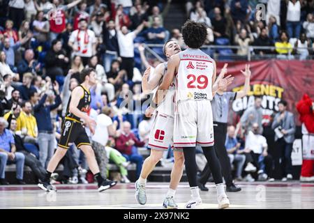 Anvers, Belgique. 29 mai 2024. JO Van Buggenhout d'Anvers et Jean-Marc Mwema d'Anvers célèbrent lors d'un match de basket-ball entre Antwerp Giants et BC Oostende, mercredi 29 mai 2024 à Anvers, le match 2 (Best of 5) de la finale belge du championnat de paniers de première division 'BNXT League'. BELGA PHOTO TOM GOYVAERTS crédit : Belga News Agency/Alamy Live News Banque D'Images