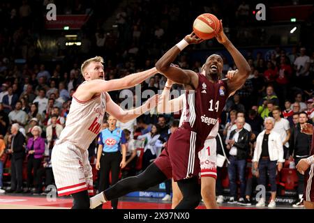 Serge Ibaka (Bayern Basketball, #14) wird gefoult. GER, FC Bayern Basketball v. Wuerzburg Baskets, Basketball, 1.Bundesliga, saison 2023/2024, Halbfinale Spiel 1, 29.05.2024, Foto : Eibner-Pressefoto/Marcel Engelbrecht Banque D'Images