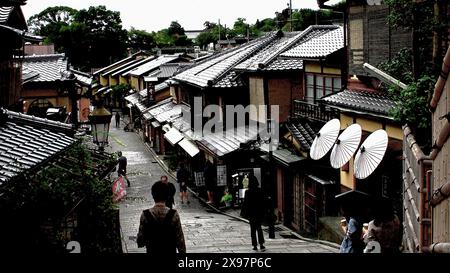 Beau paysage au Japon vue matinale de Ninenzaka, un lieu touristique pittoresque bordé de bâtiments traditionnels Banque D'Images