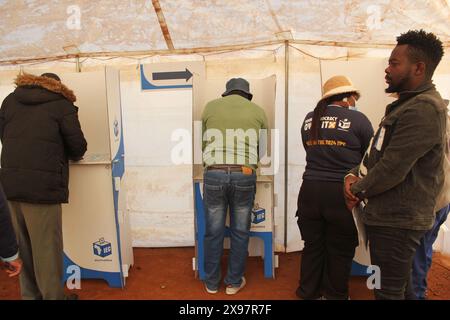 Pretoria, Gauteng, Afrique du Sud. 29 mai 2024. Les Sud-Africains votent aux élections les plus compétitives depuis la fin de l'apartheid. Afrique du Sud, mai 29 . Les Sud-Africains ont voté mercredi lors de l'élection la plus compétitive depuis la fin de l'apartheid, les sondages d'opinion suggérant que le Congrès national africain pourrait perdre sa majorité parlementaire après 30 ans de gouvernement. Des files d'attente se sont formées dans la colonie informelle d'Itireleng, à Pretoria. De Pretoria comme le scrutin a commencé vers 7 heures (0500 GMT), avec des lignes également vu dans le froid matinal dans les townships à la périphérie des villes et dans les zones rurales. Les gens Banque D'Images