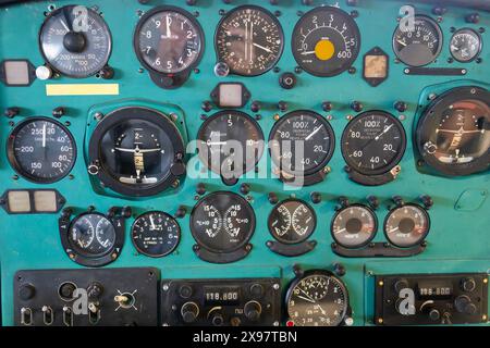 Vieux tableau de bord vert de l'hélicoptère militaire mi-2 avec de vieux affichages analogiques Banque D'Images