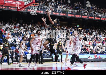 Anvers, Belgique. 29 mai 2024. Jean-Marc Mwema d'Anvers, Khalil Ahmad d'Ostende et Nikola Jovanovic d'Anvers photographiés en action lors d'un match de basket-ball entre les Giants d'Anvers et BC Ostende, mercredi 29 mai 2024 à Anvers, match 2 (Best of 5) de la finale belge du championnat de paniers de première division 'BNXT League'. BELGA PHOTO TOM GOYVAERTS crédit : Belga News Agency/Alamy Live News Banque D'Images