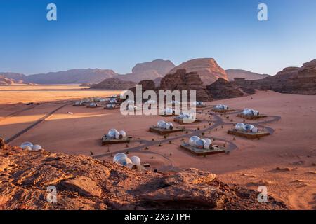 Vue panoramique du camp de tentes à bulles dans le désert de Wadi Rum en Jordanie au lever du soleil contre le ciel bleu Banque D'Images