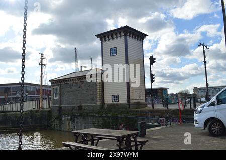 La tour de l'accumulateur et la maison des moteurs du pont pivotant de Prince Street. Bristol, Angleterre, Royaume-Uni. 26 février 2024. Banque D'Images