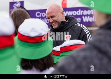 MALDWYN, PAYS DE GALLES - 29 MAI 2024 : Robert page, directeur de l'équipe nationale du pays de Galles, annonce son équipe à l'Urdd Eisteddfod à Maldwyn pour les prochains défis internationaux contre Gibraltar et la Slovaquie. (Photo par John Smith/FAW) Banque D'Images