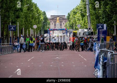 Londres, Royaume-Uni. 26 mai 2024. Les piétons traversent la route sur le Mall et le cycliste attend pour continuer leur course pendant le Ford RideLondon FreeCycle. Des milliers de personnes ont assisté au Ford RideLondon FreeCycle. C'est un parcours de 7 miles de long pour les cyclistes de tous âges et capacités. La route est sans circulation et c'est une expérience unique pour explorer le centre de Londres à vélo. Journey visite l'endroit le plus célèbre de Londres comme Buckingham Palace, le Mall et la cathédrale Saint-Paul. (Crédit image : © Krisztian Elek/SOPA images via ZUMA Press Wire) USAGE ÉDITORIAL SEULEMENT! Non destiné à UN USAGE commercial ! Banque D'Images