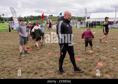 MALDWYN, PAYS DE GALLES - 29 MAI 2024 : Robert page, directeur de l'équipe nationale du pays de Galles, annonce son équipe à l'Urdd Eisteddfod à Maldwyn pour les prochains défis internationaux contre Gibraltar et la Slovaquie. (Photo par John Smith/FAW) Banque D'Images