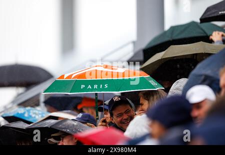 Roland Garros, 28 mai 2024 : retards de pluie lors de l'Open de France 2024. Corleve/Mark Peterson Banque D'Images