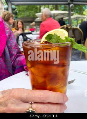 Grand verre de thé glacé sur une table dans le jardin à manger extérieur du Bryant Park Grill, 2024, New York City, États-Unis Banque D'Images