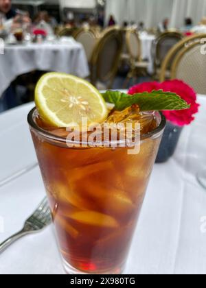 Grand verre de thé glacé sur une table dans le jardin à manger extérieur du Bryant Park Grill, 2024, New York City, États-Unis Banque D'Images