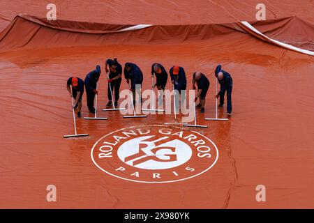 Roland Garros, 28 mai 2024 : retards de pluie lors de l'Open de France 2024. Corleve/Mark Peterson Banque D'Images