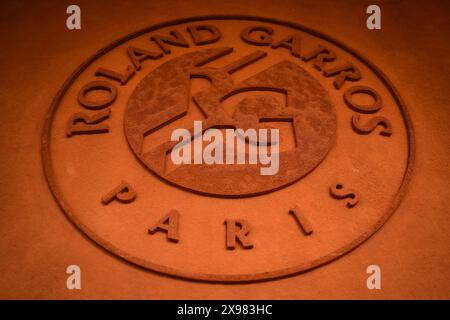 Paris, France, 29/05/2024, Paris, France, 29/05/2024, illustration du logo officiel de Roland Garros lors de la quatrième journée du tournoi de tennis Roland-Garros 2024, ATP et WTA Grand Chelem le 29 mai 2024 au stade Roland-Garros à Paris Banque D'Images