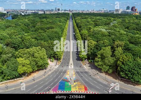 Berlin von oben Blick von der Siegessäule auf die Straße des 17. Juni und den Tiergarten, Berlin, mai 2024 Deutschland, Berlin, mai 2024, Berlin Panorama, Blick von der Siegessäule auf die Straße des 17. Juni und den Tiergarten, im Hintergrund der Fernsehturm und der Potsdamer Platz, vorne die Progress-Pride-Flag auf dem Pflaster am Großen Stern, Frühling, Hauptstadt, Großstadt, *** Berlin vue d'en haut de la colonne de la victoire sur Straße des 17 Juni et le Tiergarten, Berlin, mai 2024 Allemagne, Berlin, mai 2024, Berlin Panorama, vue de la colonne de la victoire sur Straße des 17 Juni et le T. Banque D'Images