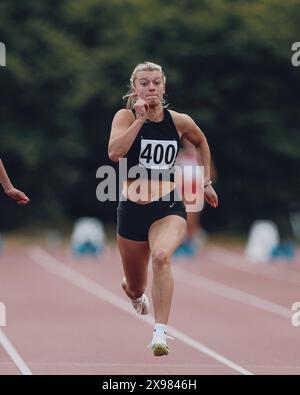 Stratford, Royaume-Uni. 26 mai 2024. Elinor Farrier de Stroud et District A.C. en action lors du Round 2 Heat 8 dans le 100mW au Stratford Speed Grand Prix 2024. Crédit : George Tewkesbury/Alamy Live News Banque D'Images