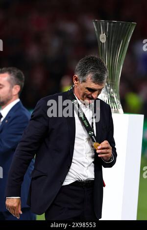 Athènes, Grèce. 30 mai 2024. Jose Luis Mendilibar, entraîneur-chef de l'Olympiacos FC, détient la médaille d'or à l'issue de la finale de la Conference League 2023/2024 entre l'Olympiacos FC et l'ACF Fiorentina au stade AEK Arena à Athènes (Grèce), le 29 mai 2024. Crédit : Insidefoto di andrea staccioli/Alamy Live News Banque D'Images