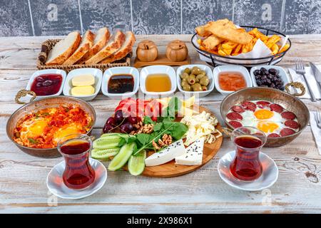 Cuisine turque traditionnelle délicieuse et moderne. Petit-déjeuner turc simple avec des plats d'oeufs de cuivre-poêle, des pâtisseries telles que börek et bagels, confitures, olives, ch Banque D'Images